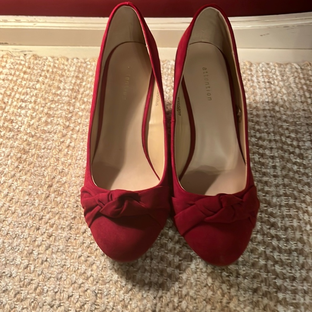 Women’s size 7- wedge heel. Knot top / round toe. Like new. Valentines Day shoes